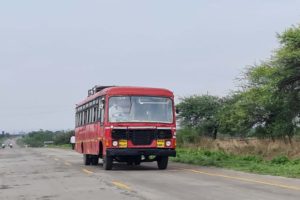 तब्बल अडीच महिन्यांनंतर लालपरी रस्त्यावर