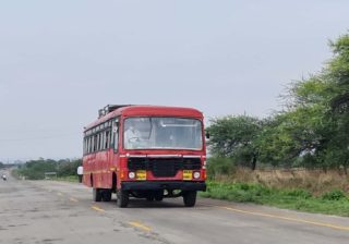 तब्बल अडीच महिन्यांनंतर लालपरी रस्त्यावर