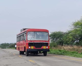 तब्बल अडीच महिन्यांनंतर लालपरी रस्त्यावर