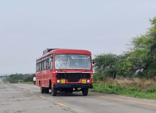 तब्बल अडीच महिन्यांनंतर लालपरी रस्त्यावर