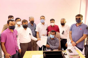 माजलगावात आयएमएच्या डॉक्टरांचे काळ्या फिती लावून काम