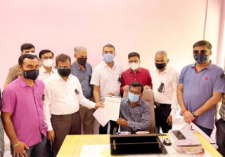 माजलगावात आयएमएच्या डॉक्टरांचे काळ्या फिती लावून काम