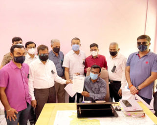 माजलगावात आयएमएच्या डॉक्टरांचे काळ्या फिती लावून काम