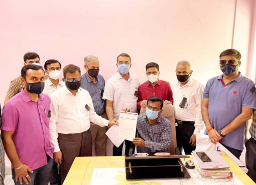 माजलगावात आयएमएच्या डॉक्टरांचे काळ्या फिती लावून काम