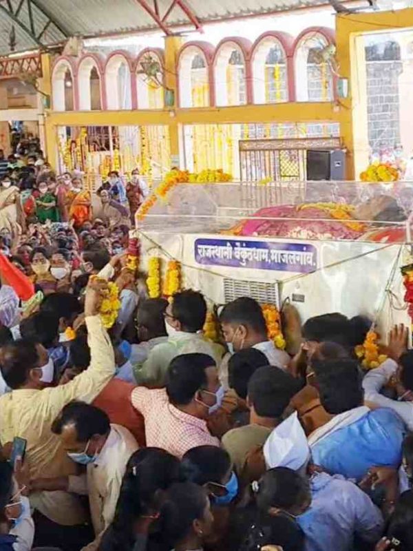 तपोरत्नं माजलगावकर महाराजांना साश्रू नयनांनी अखेरचा निरोप