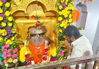 युवा नेते जयसिंग सोळंके मोरेश्वराचरणी लीन
