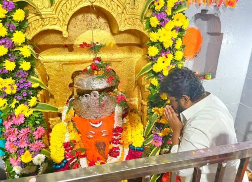 युवा नेते जयसिंग सोळंके मोरेश्वराचरणी लीन