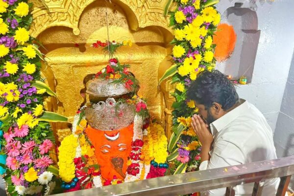 युवा नेते जयसिंग सोळंके मोरेश्वराचरणी लीन