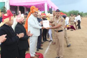 चाटगावचे भूमिपुत्र शंकर सांगळे यांना महाराष्ट्र दिनी पोलीस पदक प्रदान