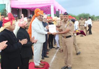 चाटगावचे भूमिपुत्र शंकर सांगळे यांना महाराष्ट्र दिनी पोलीस पदक प्रदान