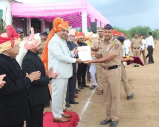 चाटगावचे भूमिपुत्र शंकर सांगळे यांना महाराष्ट्र दिनी पोलीस पदक प्रदान