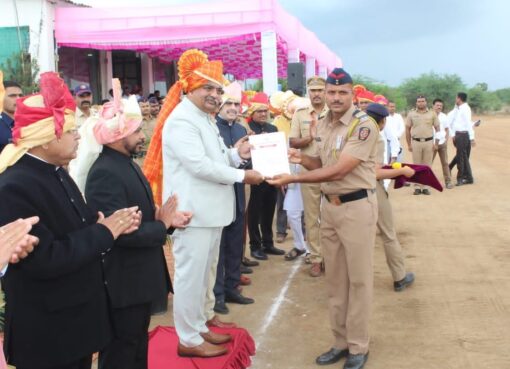 चाटगावचे भूमिपुत्र शंकर सांगळे यांना महाराष्ट्र दिनी पोलीस पदक प्रदान