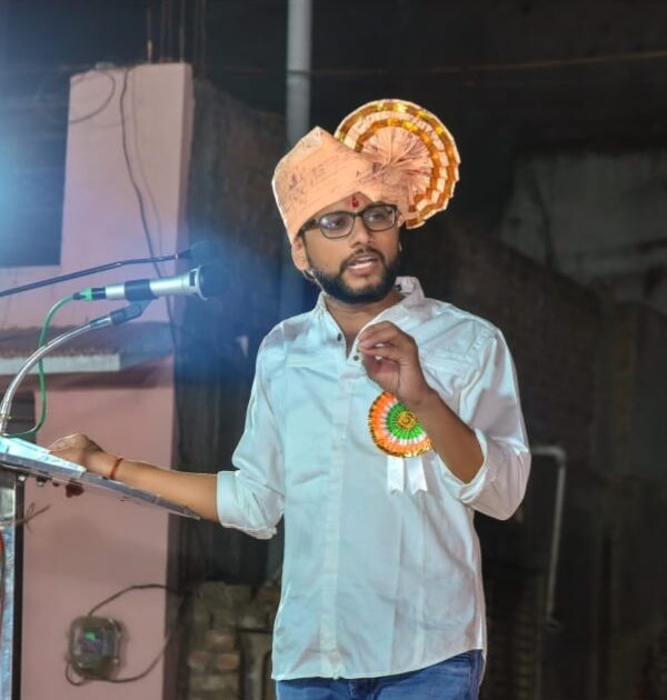 विद्यार्थ्यांनी आपल्यातील वेगळेपण ओळखावे