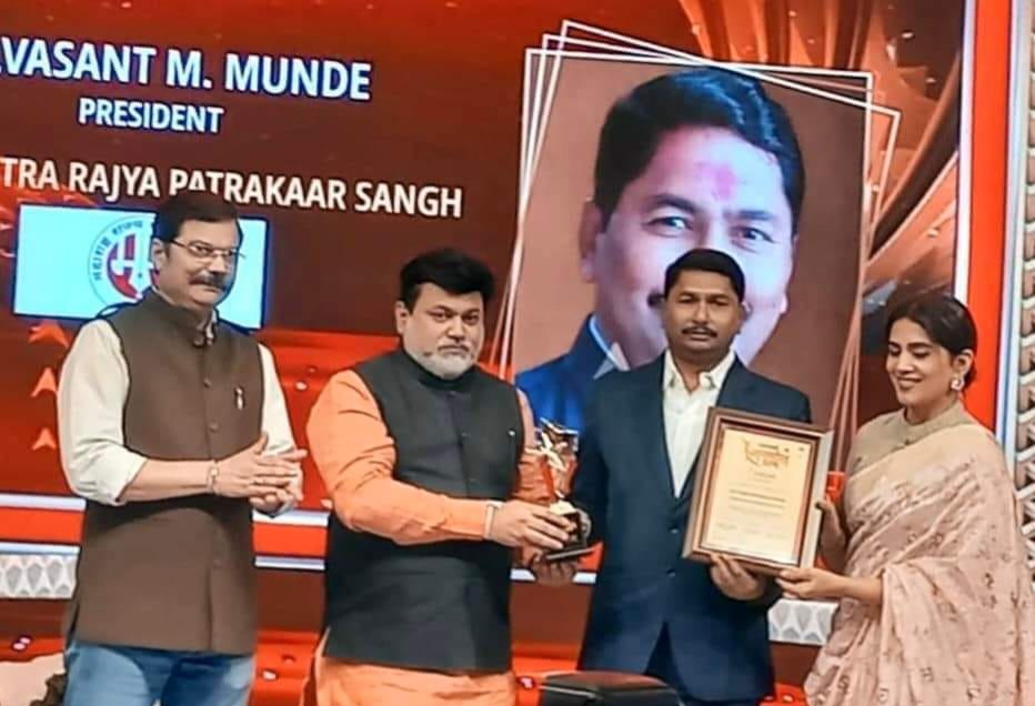 वसंत मुंडे यांना ‘महाराष्ट्राचे अनमोल रत्न’ पुरस्कार शानदार सोहळ्यात प्रदान 