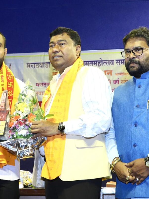 बाजीराव चव्हाण मराठवाडा शिल्पकार पुरस्काराने सन्मानित