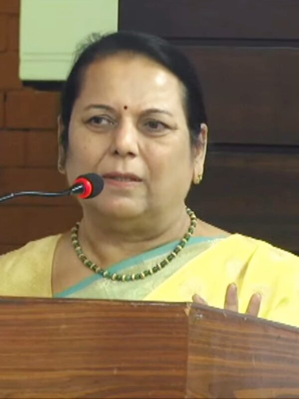 सोशल मीडियावरील ट्रोलिंगच्या महिला सर्वाधिक बळी