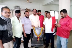 कामचुकार मुख्याधिकाऱ्याच्या खुर्चीलाच घातला हार