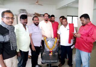 कामचुकार मुख्याधिकाऱ्याच्या खुर्चीलाच घातला हार