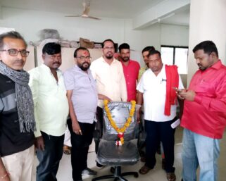 कामचुकार मुख्याधिकाऱ्याच्या खुर्चीलाच घातला हार
