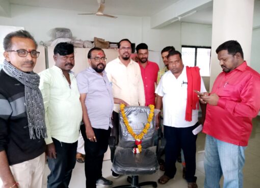 कामचुकार मुख्याधिकाऱ्याच्या खुर्चीलाच घातला हार