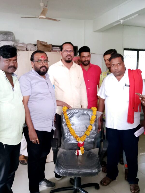 कामचुकार मुख्याधिकाऱ्याच्या खुर्चीलाच घातला हार