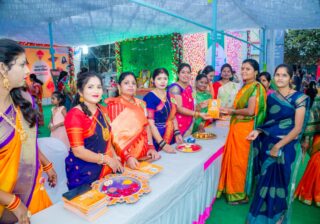 तुळजाभवानी अर्बनच्या हळदी-कुंकू कार्यक्रमात २ हजार महिलांना दिले पुस्तकांचे वाण