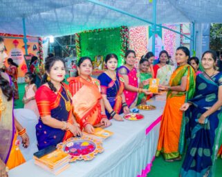 तुळजाभवानी अर्बनच्या हळदी-कुंकू कार्यक्रमात २ हजार महिलांना दिले पुस्तकांचे वाण