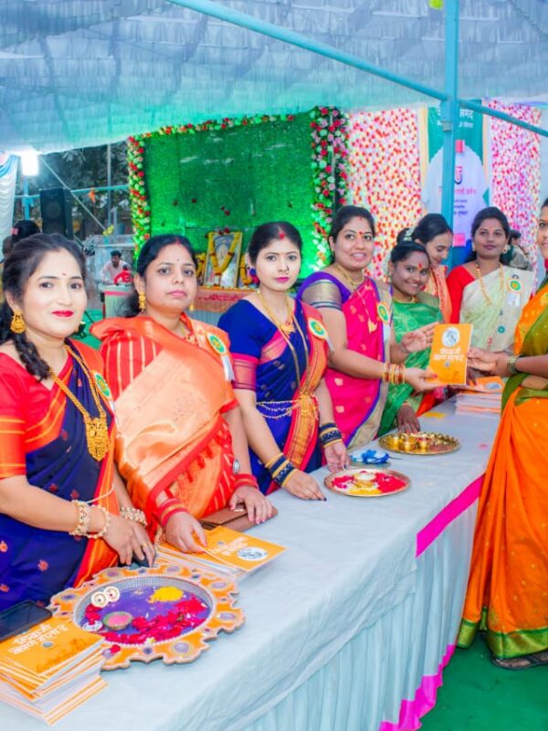 तुळजाभवानी अर्बनच्या हळदी-कुंकू कार्यक्रमात २ हजार महिलांना दिले पुस्तकांचे वाण