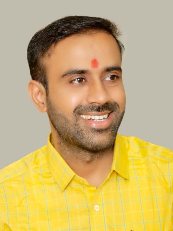 गरजवंतांचा आधार बाजीराव चव्हाण यांना ‘आरोग्यदूत’ सन्मान प्रदान
