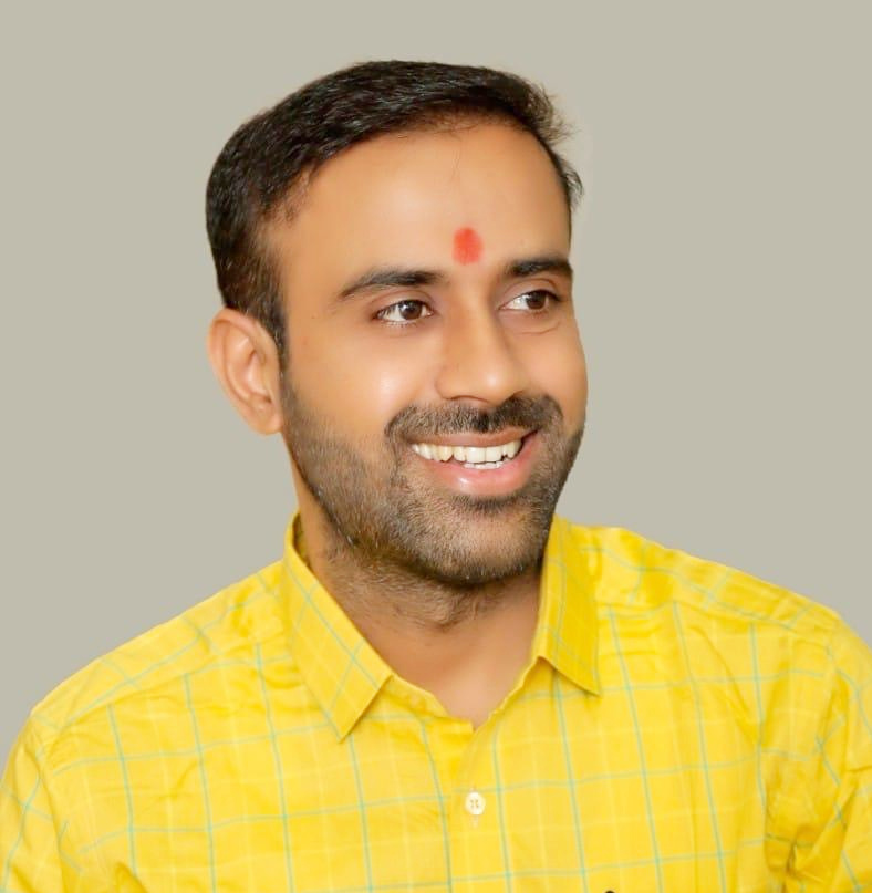गरजवंतांचा आधार बाजीराव चव्हाण यांना ‘आरोग्यदूत’ सन्मान प्रदान