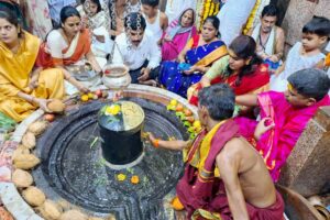 महाशिवरात्रीनिमित्त जिल्हाधिकारी यांच्या हस्ते शासकीय महापूजा
