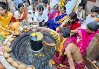 महाशिवरात्रीनिमित्त जिल्हाधिकारी यांच्या हस्ते शासकीय महापूजा