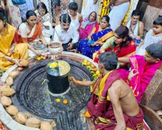 महाशिवरात्रीनिमित्त जिल्हाधिकारी यांच्या हस्ते शासकीय महापूजा