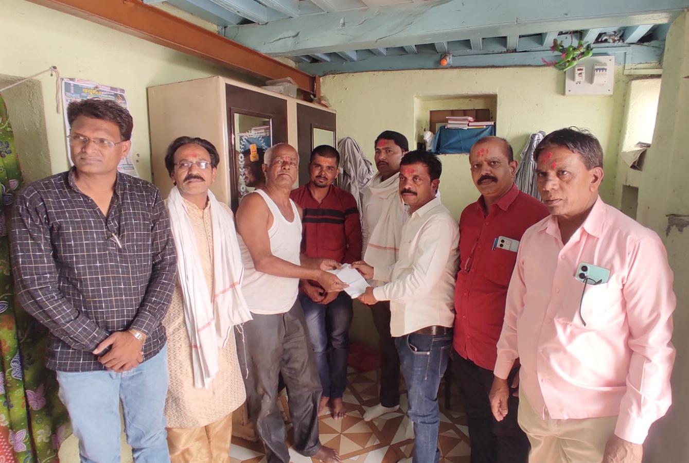 अपघाती मृत्यू झालेल्या सचिन नाईक यांच्या कुटुंबियांना पत्रकार संघाचा मदतीचा हात