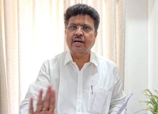 माजलगावात सुरेश कुटेसह कर्मचाऱ्यावर गुन्हा दाखल 