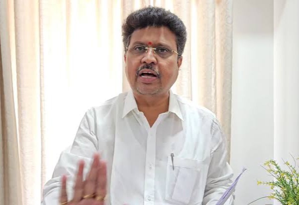 माजलगावात सुरेश कुटेसह कर्मचाऱ्यावर गुन्हा दाखल 