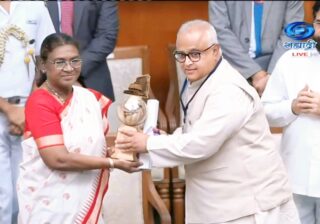 महामहिम राष्ट्रपतींच्या हस्ते आमदार प्रकाश सोळंके यांचा गौरव