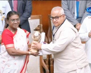 महामहिम राष्ट्रपतींच्या हस्ते आमदार प्रकाश सोळंके यांचा गौरव