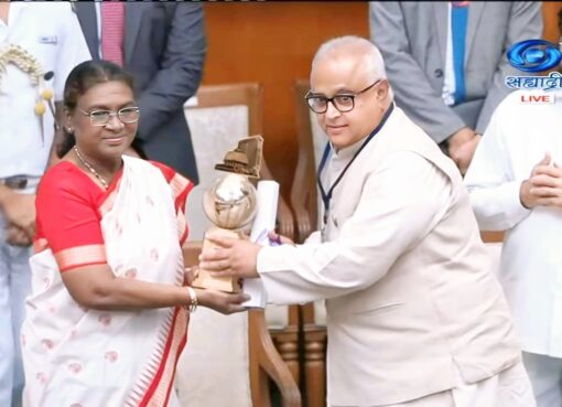 महामहिम राष्ट्रपतींच्या हस्ते आमदार प्रकाश सोळंके यांचा गौरव