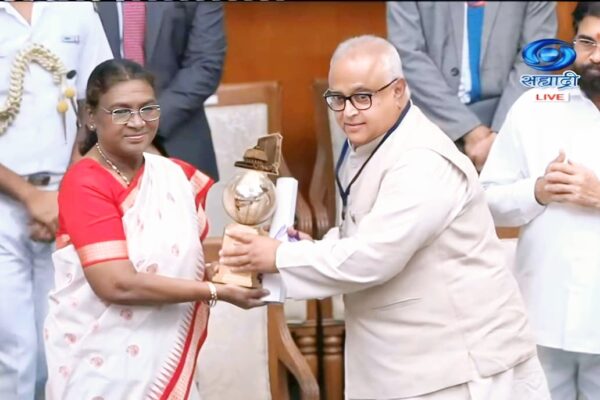 महामहिम राष्ट्रपतींच्या हस्ते आमदार प्रकाश सोळंके यांचा गौरव