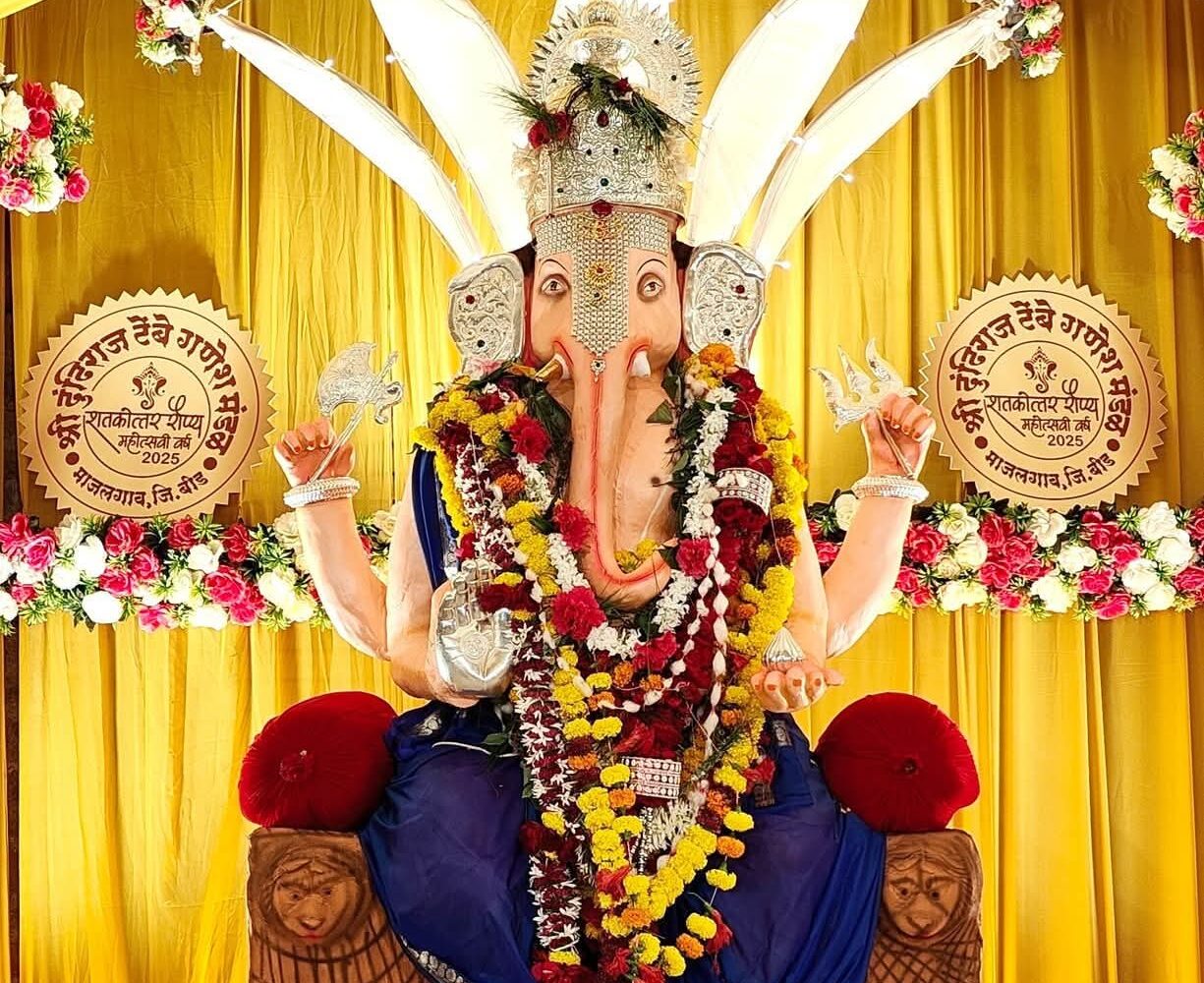 टेंबे गणपती चरणी पावणेदोन किलो चांदीचे दागिने अर्पण