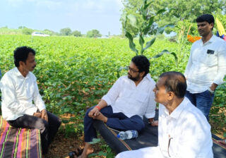 जयसिंह सोळंके यांची बाबा देशमाने यांच्या निवासस्थानी सांत्वनपर भेट