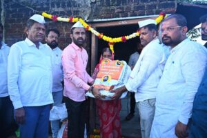 शिवसैनिकांनी दसऱ्याला उभारले पूरग्रस्तांच्या मदतीचे तोरण