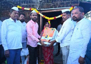 शिवसैनिकांनी दसऱ्याला उभारले पूरग्रस्तांच्या मदतीचे तोरण