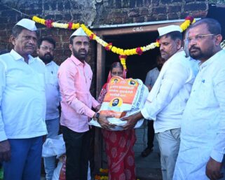 शिवसैनिकांनी दसऱ्याला उभारले पूरग्रस्तांच्या मदतीचे तोरण