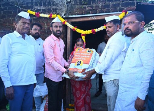 शिवसैनिकांनी दसऱ्याला उभारले पूरग्रस्तांच्या मदतीचे तोरण