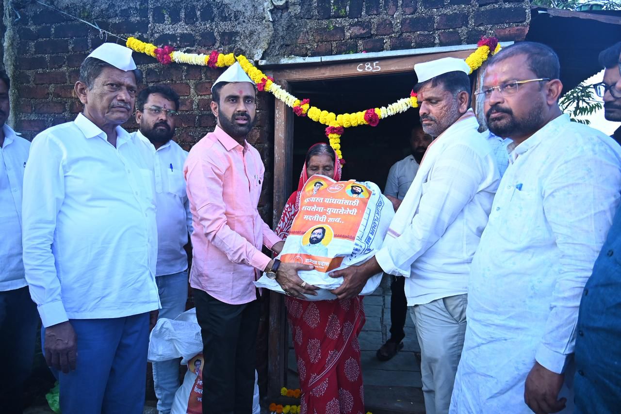 शिवसैनिकांनी दसऱ्याला उभारले पूरग्रस्तांच्या मदतीचे तोरण