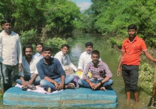 चप्पूवर बसून डॉक्टरांकडून पूरग्रस्तांची आरोग्य तपासणी