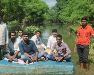 चप्पूवर बसून डॉक्टरांकडून पूरग्रस्तांची आरोग्य तपासणी