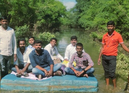 चप्पूवर बसून डॉक्टरांकडून पूरग्रस्तांची आरोग्य तपासणी